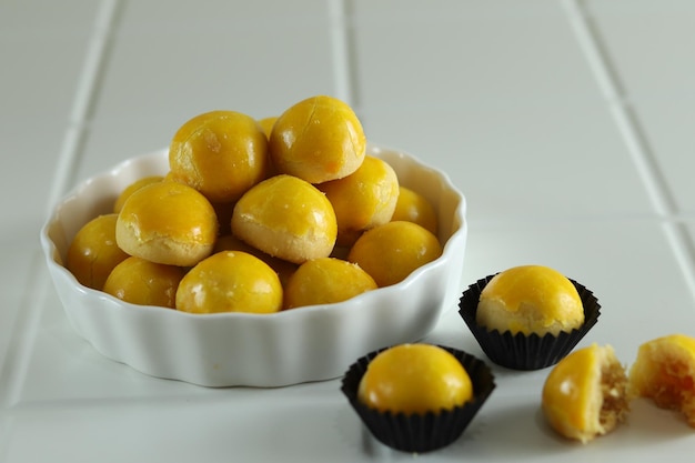 Nastar ou biscuits tarte à l'ananas indonésien dans une assiette blanche.