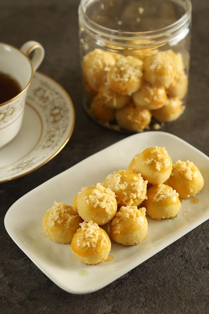 nastar keju ou tarte à l'ananas ou biscuits à la tarte aux nanas. biscuits avec de la confiture d'ananas à l'intérieur.