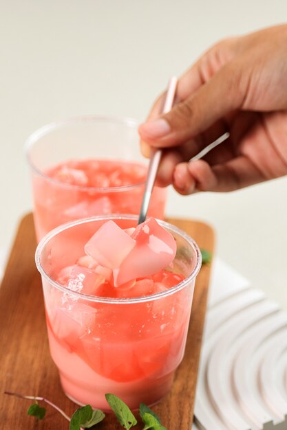 Nata De Coco Pink Pudding sur une tasse en plastique