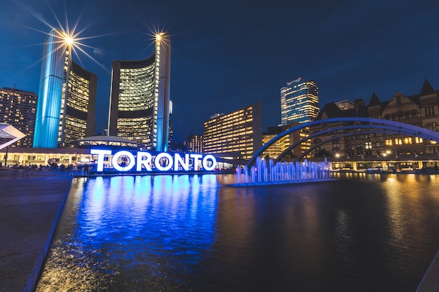 Photo nathan phillips square à toronto la nuit