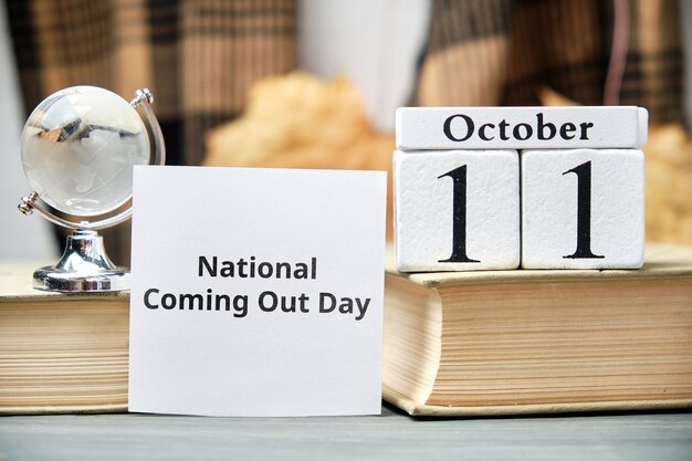 Photo national coming out day du calendrier du mois d'automne octobre.