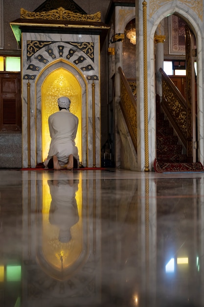 Nationalité Mexicaine Hommes Musulmans Prie Dans Une Mosquée Pour Prier Allah.