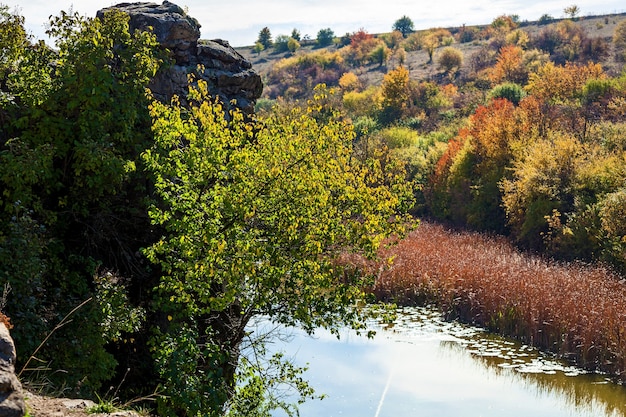 Nature à l'automne du canyon de hêtre, en Ukraine. Lieux et voyages intéressants en Ukraine. La montagne Tikich River coule dans les granites du Protérozoïque, dont l'âge est estimé à 2 milliards d'années, et fo