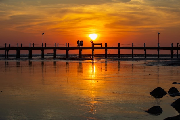 La nature du beau pont sur la mer et suntset