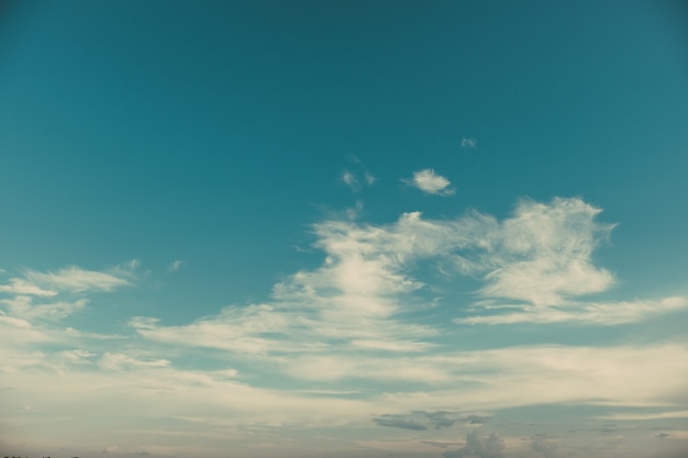 Nature du ciel avec cloudscape en été. environnement et fond météo. effet de tonalité de couleur vintage.