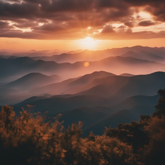 La nature du sommet de la montagne dans le fond du coucher de soleil