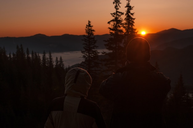 nature, forêt, montagnes et lever du soleil