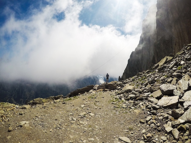 Photo la nature et l'homme amoureux de la montagne extrême