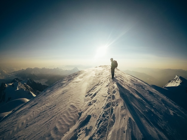 Photo la nature et l'homme amoureux de la montagne extrême