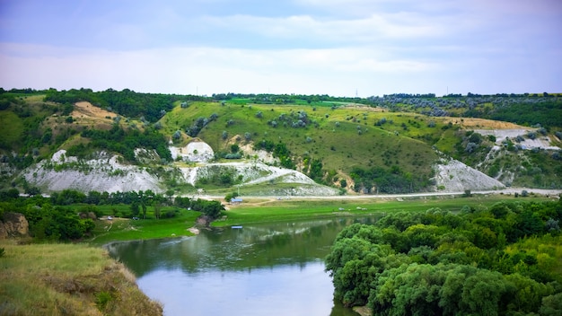 Nature avec lacs et rochers