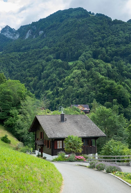 nature maison dans les montagnes paysage suisse