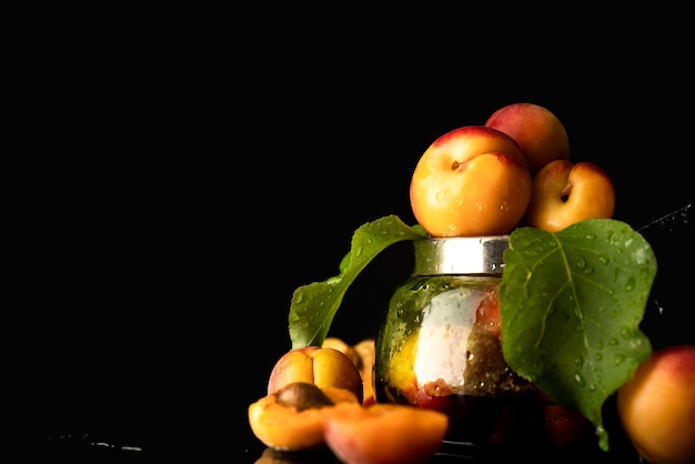 nature morte d'abricots mûrs sur fond sombre