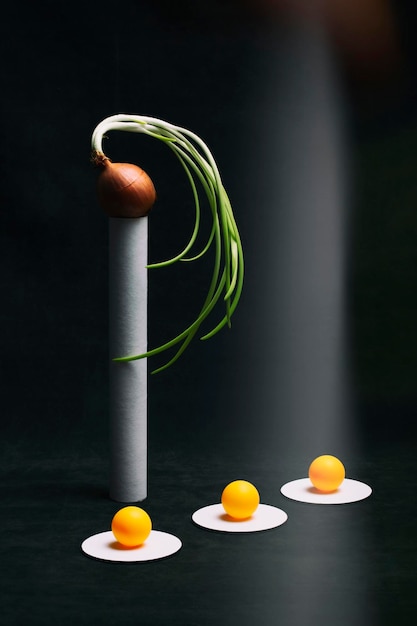 Nature morte abstraite avec un oignon et des boules d'orange