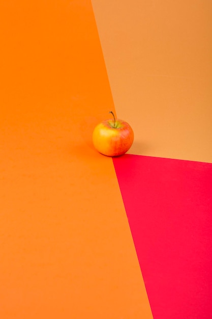 Nature morte abstraite avec une pomme sur un fond coloré