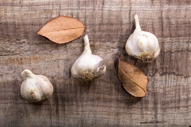 Nature morte à l'ail sur une planche de bois