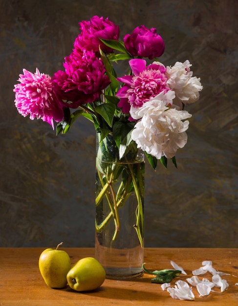 Nature morte artistique avec pivoines et pommes