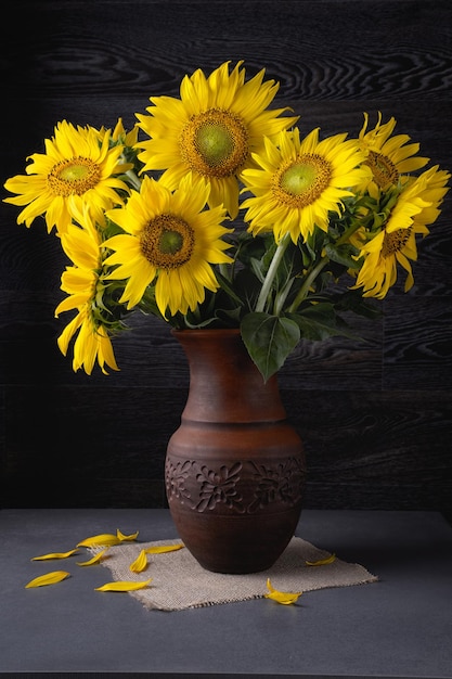 Nature morte au bouquet de tournesols sur une table grise