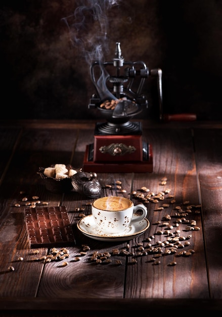 Nature morte au café avec un vieux moulin à café