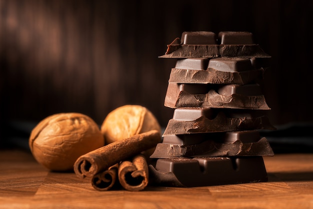 Nature morte au chocolat, cannelle et noix