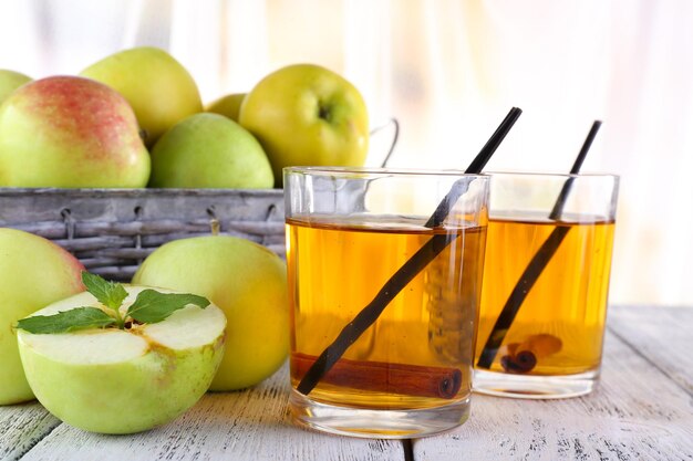 Nature morte au cidre de pomme et pommes fraîches sur table en bois