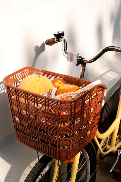 Nature morte au panier de vélo