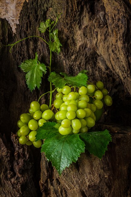 Nature morte au raisin vert.