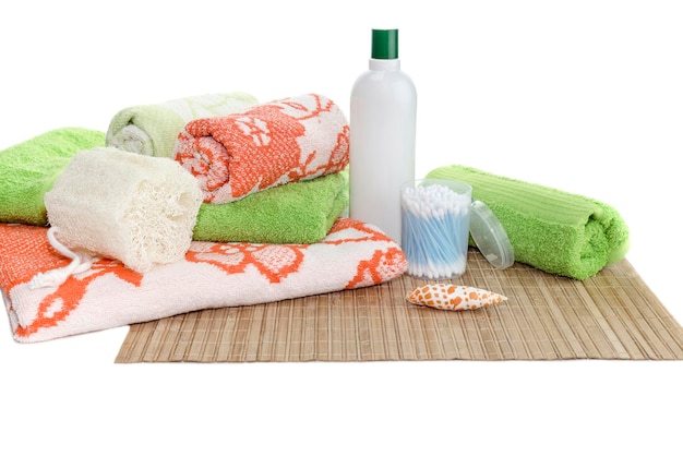 Nature morte au spa Articles d'hygiène personnelle serviettes différentes couleurs et éponge naturelle sur un gros plan de table