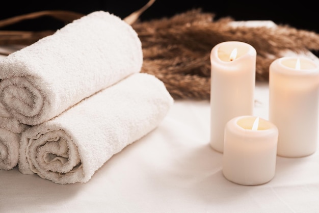 Nature morte au spa avec bougies aromatiques et serviette Fond sombre