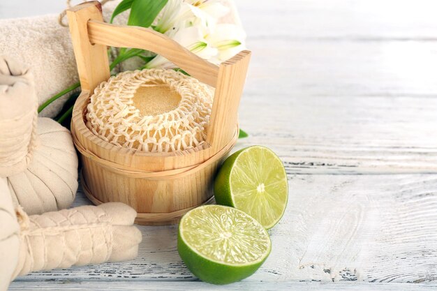 Nature morte au spa avec fleur et citron vert sur une table en bois libre