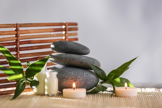 Nature morte au spa sur natte de bambou gros plan