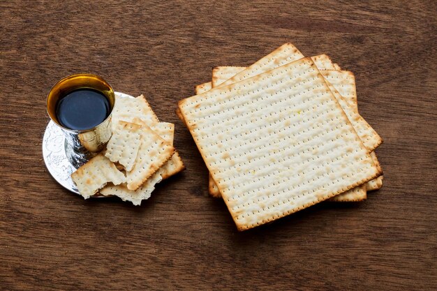 Nature morte au vin et pain de pâque juive matzoh