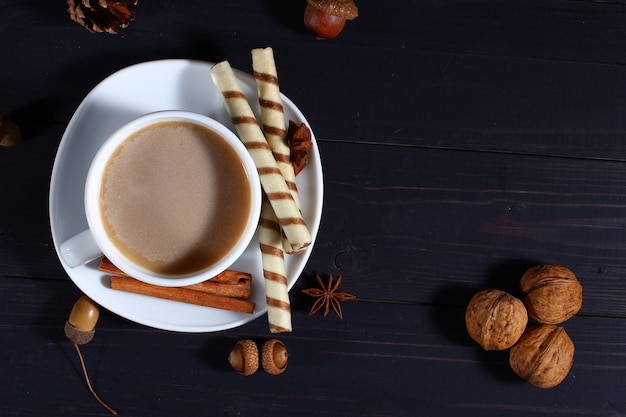 Nature morte d'automne de cappuccino, de noix et de bonbons