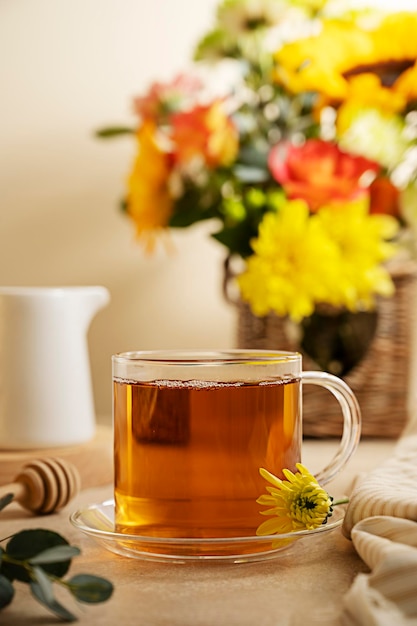 Nature morte d'automne fleurs et tasse de thé bien-être relax cosy abstract background