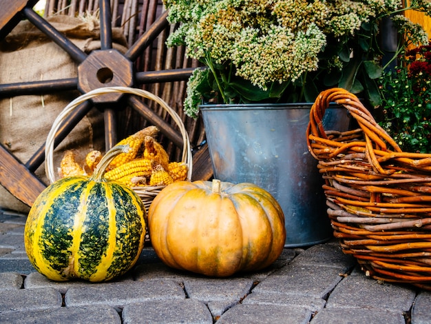 Nature morte d'automne avec des légumes et des fleurs