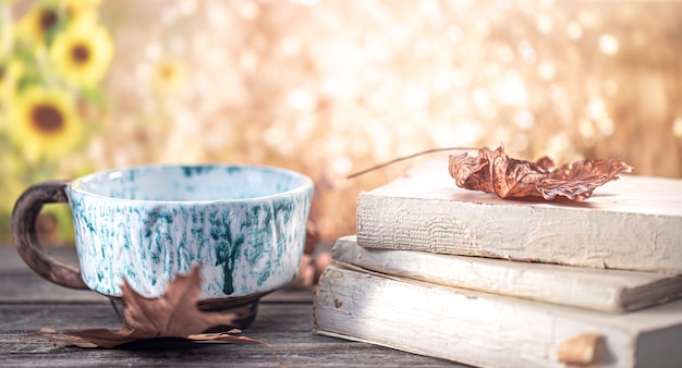 Nature morte d'automne avec des livres et une belle tasse