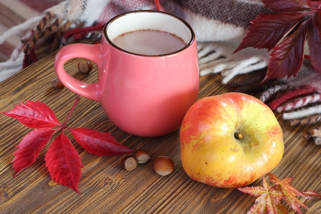 Photo nature morte d'automne avec une tasse de cacao et de pomme.