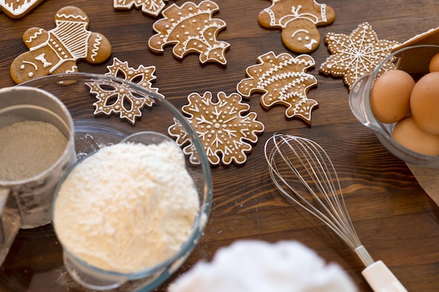 Nature morte aux biscuits de Noël au gingembre et ingrédients pour sa farine de cuisson oeufs sucre