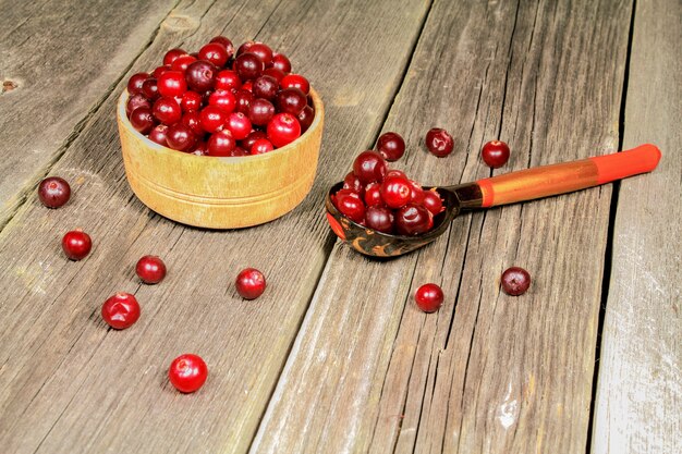 Nature morte aux canneberges sur une table en bois