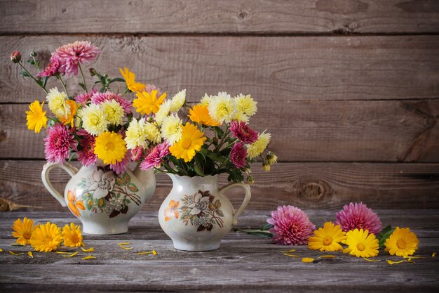 Nature morte aux chrysanthèmes sur fond de bois ancien