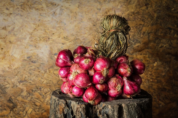 Nature morte aux échalotes, oignons rouges