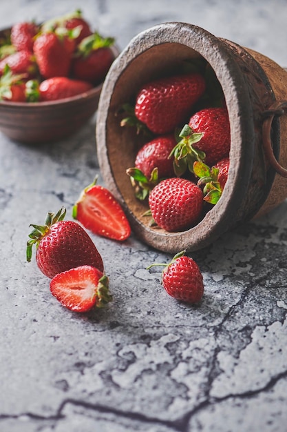 Nature morte aux fraises dans un vieux bol en céramique