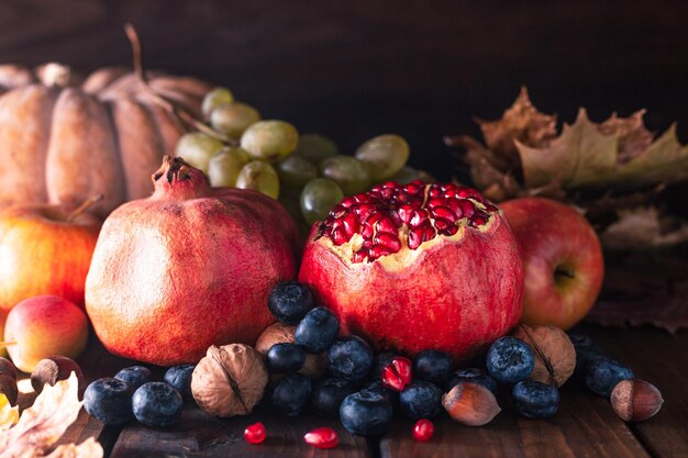 Nature morte aux fruits et baies Pamplemousses et bleuets ouverts