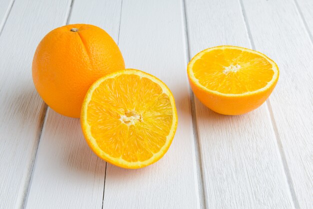 Nature morte aux fruits orange sur une table en bois blanc vintage