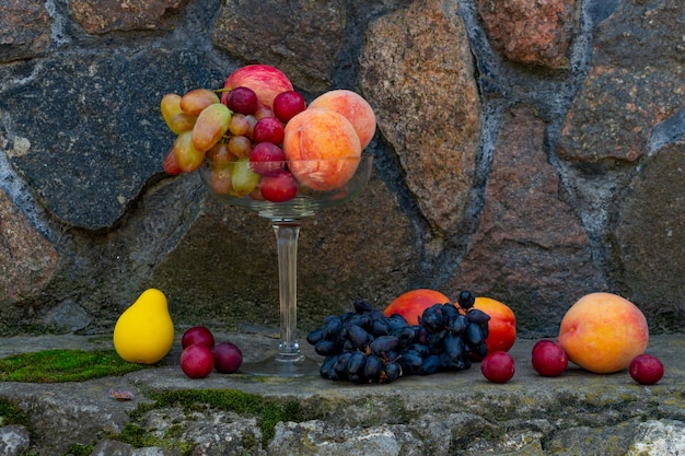 Photo nature morte aux fruits riches en récoltes de pêches et de raisins