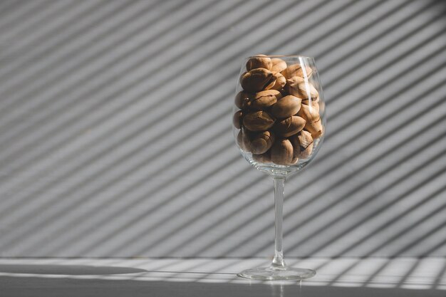 Nature morte aux noix de pécan fraîches et savoureuses