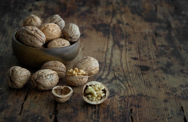 Nature morte aux noix sur planche de bois