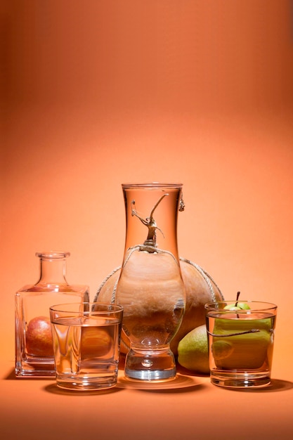 Nature morte aux objets en verre fruits et légumes