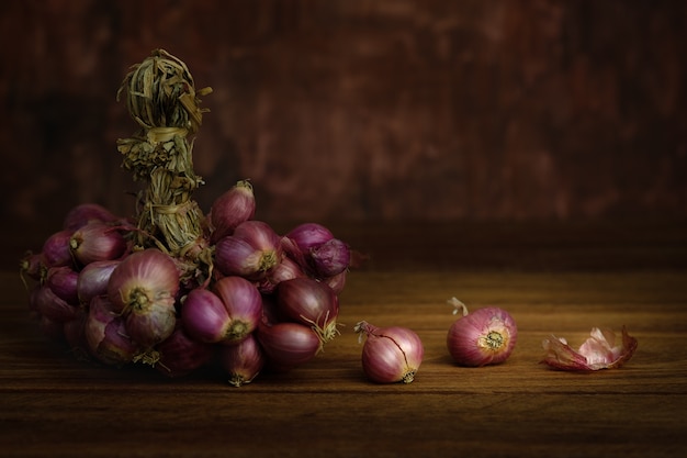 Nature morte aux oignons sur une table en bois rustique, choisissez un point focal.