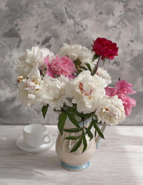 Nature morte aux pivoines blanches et roses dans un vase blanc