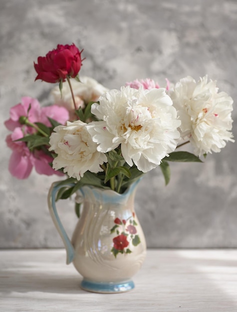 Nature morte aux pivoines blanches et roses dans un vase blanc